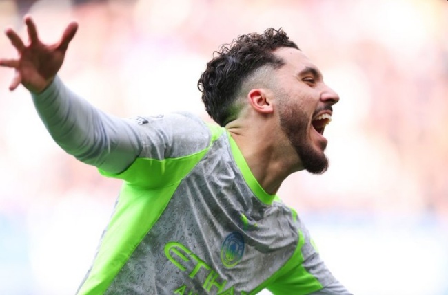 Rayan Cherki tỏa sáng rực rỡ.