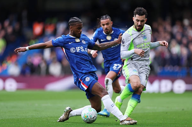 Trung vệ: Jorrel Hato – 6.0 điểm Một trận đấu ở mức tròn vai nhưng thiếu đột phá của trung vệ trẻ này. Hato cho thấy khả năng luân chuyển bóng khá tốt từ tuyến dưới và tham gia tích cực vào việc xây dựng lối chơi. Tuy nhiên, ở mặt trận phòng ngự, anh lại thiếu đi sự quyết liệt cần thiết và đôi khi mất tập trung trong việc kèm người, tạo điều kiện cho các chân sút Man City khai thác khoảng trống.