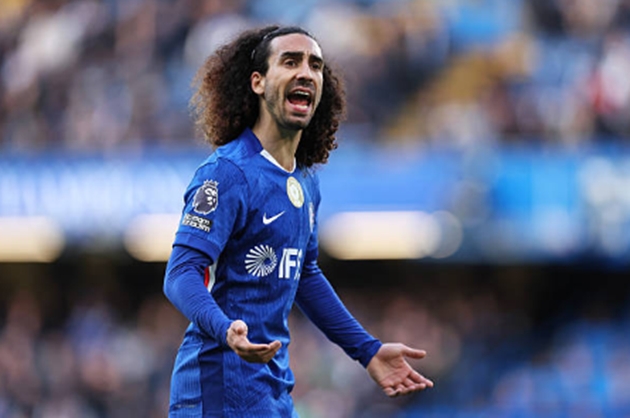 Hậu vệ trái: Marc Cucurella – 5.7 điểm Cucurella có một ngày thi đấu vô cùng vất vả trước các ngôi sao tấn công đẳng cấp bên phía đối phương. Dù rất nỗ lực dâng cao để hỗ trợ tấn công và xâm nhập vào các khu vực nguy hiểm trong vòng cấm Man City, nhưng ở nhiệm vụ chính là phòng ngự, anh thường xuyên để hổng cánh. Điểm số thấp phản ánh sự bất lực của anh trong việc phong tỏa các mũi nhọn của Pep Guardiola.
