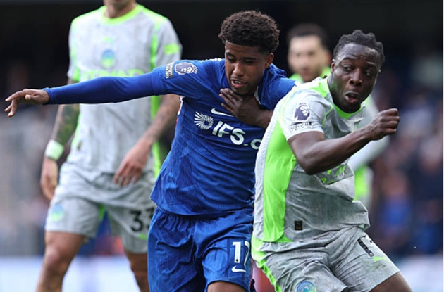 Tiền vệ trung tâm: Andrey Santos – 6.3 điểm Santos đảm nhận vai trò mỏ neo khá tốt trong nửa đầu trận đấu với khả năng đánh chặn và điều tiết nhịp độ. Anh thậm chí đã tạo ra được một cơ hội ngon ăn cho đồng đội bằng một đường chuyền sắc sảo. Tuy nhiên, trước sức ép nghẹt thở từ tuyến giữa Man City trong hiệp hai, Santos dần hụt hơi và phải rời sân ở phút 71 để nhường chỗ cho Romeo Lavia.