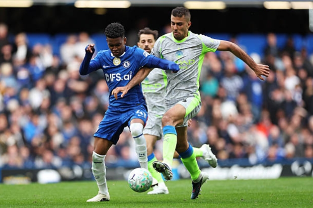 Tiền vệ cánh phải: Estevao – 5.6 điểm Tài năng trẻ người Brazil đã có một trải nghiệm khắc nghiệt tại Stamford Bridge. Estevao hoàn toàn "mất tích" trước hệ thống phòng ngự giàu kinh nghiệm của Man City. Anh không tạo ra được bất kỳ pha đột phá hay đường chuyền tạo cơ hội nào đáng kể. Thẻ vàng mà anh phải nhận vì pha phạm lỗi không cần thiết càng làm rõ thêm một ngày thi đấu đáng thất vọng của cầu thủ này.