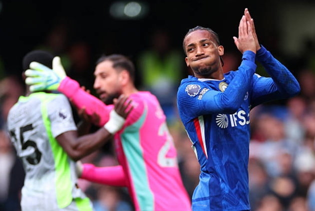 Tiền đạo cắm: Joao Pedro – 6.4 điểm Được tin tưởng giao trọng trách đá cao nhất trên hàng công, Joao Pedro thi đấu đầy nỗ lực nhưng thiếu đi sự sắc bén cần thiết để chuyển hóa cơ hội thành bàn thắng. Anh thường xuyên phải lùi sâu để kiếm bóng do thiếu sự hỗ trợ từ tuyến tiền vệ, dẫn đến việc không thể gây áp lực thường xuyên lên khung thành của Man City.