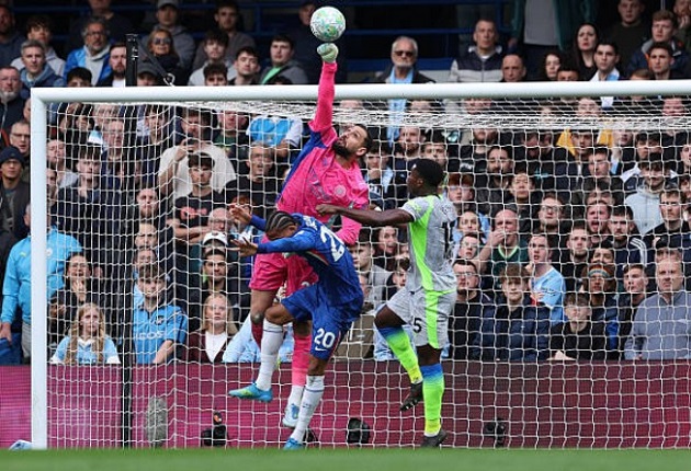 Gianluigi Donnarumma (8): Có những pha cứu thua xuất sắc, đặc biệt là tình huống ngăn chặn Cucurella ở cự ly gần và khả năng băng cắt chủ động.

Marc Guehi (8.5): Màn trình diễn không thể chê trước đội bóng cũ, ghi bàn nâng tỷ số bằng pha dứt điểm đầy tinh tế và điềm tĩnh.

Nico O’Reilly (7.9): Mở ra chiến thắng bằng cú đánh đầu dũng mãnh, sự dâng cao tự do của anh là yếu tố then chốt giúp Man City xoay chuyển thế trận trong hiệp hai.

Abdukodir Khusanov (7.6): Duy trì sự tập trung cao độ với pha chặn bóng quan trọng trước Joao Pedro và suýt lập siêu phẩm từ một tình huống dứt điểm tầm xa.

Matheus Nunes (7.6): Vượt qua khó khăn ở hiệp một để chơi ổn định hơn trong hiệp hai, thể hiện sự chắc chắn và kinh nghiệm cần thiết nơi hành lang cánh.

Rayan Cherki (7.8): Có cú đúp kiến tạo đẳng cấp trong hiệp hai, thể hiện nhãn quan chiến thuật tuyệt vời và kỹ thuật cá nhân điêu luyện.

Rodri (7): Dù khởi đầu chậm chạp và thường xuyên phải đuổi bóng, anh đã kịp lấy lại nhịp độ để kiểm soát hoàn toàn khu trung tuyến trong hiệp hai.

Bernardo Silva (7): Hoàn thành tốt vai trò điều tiết và hỗ trợ phòng ngự từ xa, đánh dấu cột mốc 451 lần ra sân bằng một tinh thần thi đấu bền bỉ.

Jeremy Doku (8.2): Là mũi khoan phá lợi hại nhất bên hành lang cánh, kết thúc màn trình diễn ấn tượng bằng pha dứt điểm lạnh lùng ấn định chiến thắng cho Man City.

Antoine Semenyo (7.2): Chơi nỗ lực với những pha đi bóng trực diện và đưa ra nhiều quyết định hợp lý, dù hơi tiếc nuối khi không thể tự mình ghi bàn.

Erling Haaland (7): Tiếp tục tịt ngòi nhưng đóng góp lớn vào lối chơi chung nhờ khả năng làm tường, thu hút hậu vệ tạo khoảng trống cho các đồng đội lập công.