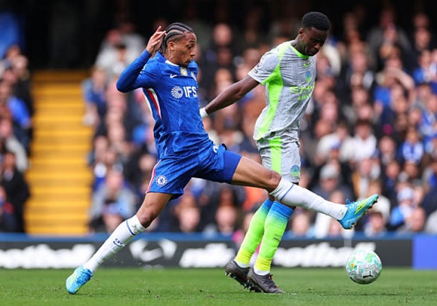 Marc Guehi (8.5): Màn trình diễn không thể chê trước đội bóng cũ, ghi bàn nâng tỷ số bằng pha dứt điểm đầy tinh tế và điềm tĩnh.

Nico O’Reilly (7.9): Mở ra chiến thắng bằng cú đánh đầu dũng mãnh, sự dâng cao tự do của anh là yếu tố then chốt giúp Man City xoay chuyển thế trận trong hiệp hai.

Abdukodir Khusanov (7.6): Duy trì sự tập trung cao độ với pha chặn bóng quan trọng trước Joao Pedro và suýt lập siêu phẩm từ một tình huống dứt điểm tầm xa.

Matheus Nunes (7.6): Vượt qua khó khăn ở hiệp một để chơi ổn định hơn trong hiệp hai, thể hiện sự chắc chắn và kinh nghiệm cần thiết nơi hành lang cánh.

Rayan Cherki (7.8): Có cú đúp kiến tạo đẳng cấp trong hiệp hai, thể hiện nhãn quan chiến thuật tuyệt vời và kỹ thuật cá nhân điêu luyện.

Rodri (7): Dù khởi đầu chậm chạp và thường xuyên phải đuổi bóng, anh đã kịp lấy lại nhịp độ để kiểm soát hoàn toàn khu trung tuyến trong hiệp hai.

Bernardo Silva (7): Hoàn thành tốt vai trò điều tiết và hỗ trợ phòng ngự từ xa, đánh dấu cột mốc 451 lần ra sân bằng một tinh thần thi đấu bền bỉ.

Jeremy Doku (8.2): Là mũi khoan phá lợi hại nhất bên hành lang cánh, kết thúc màn trình diễn ấn tượng bằng pha dứt điểm lạnh lùng ấn định chiến thắng cho Man City.

Antoine Semenyo (7.2): Chơi nỗ lực với những pha đi bóng trực diện và đưa ra nhiều quyết định hợp lý, dù hơi tiếc nuối khi không thể tự mình ghi bàn.

Erling Haaland (7): Tiếp tục tịt ngòi nhưng đóng góp lớn vào lối chơi chung nhờ khả năng làm tường, thu hút hậu vệ tạo khoảng trống cho các đồng đội lập công.