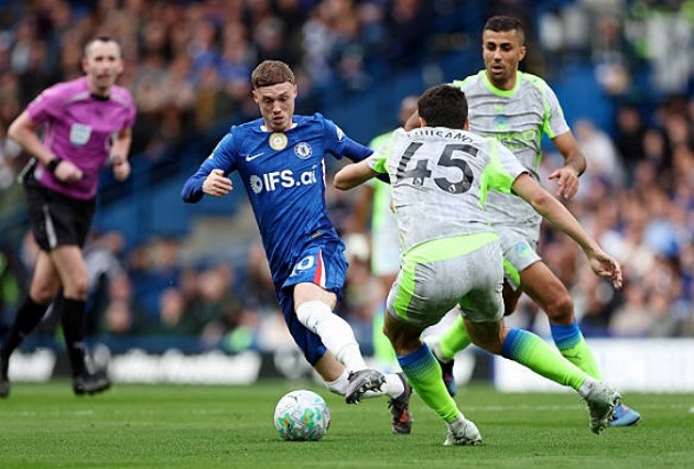 Abdukodir Khusanov (7.6): Duy trì sự tập trung cao độ với pha chặn bóng quan trọng trước Joao Pedro và suýt lập siêu phẩm từ một tình huống dứt điểm tầm xa.

Matheus Nunes (7.6): Vượt qua khó khăn ở hiệp một để chơi ổn định hơn trong hiệp hai, thể hiện sự chắc chắn và kinh nghiệm cần thiết nơi hành lang cánh.

Rayan Cherki (7.8): Có cú đúp kiến tạo đẳng cấp trong hiệp hai, thể hiện nhãn quan chiến thuật tuyệt vời và kỹ thuật cá nhân điêu luyện.

Rodri (7): Dù khởi đầu chậm chạp và thường xuyên phải đuổi bóng, anh đã kịp lấy lại nhịp độ để kiểm soát hoàn toàn khu trung tuyến trong hiệp hai.

Bernardo Silva (7): Hoàn thành tốt vai trò điều tiết và hỗ trợ phòng ngự từ xa, đánh dấu cột mốc 451 lần ra sân bằng một tinh thần thi đấu bền bỉ.

Jeremy Doku (8.2): Là mũi khoan phá lợi hại nhất bên hành lang cánh, kết thúc màn trình diễn ấn tượng bằng pha dứt điểm lạnh lùng ấn định chiến thắng cho Man City.

Antoine Semenyo (7.2): Chơi nỗ lực với những pha đi bóng trực diện và đưa ra nhiều quyết định hợp lý, dù hơi tiếc nuối khi không thể tự mình ghi bàn.

Erling Haaland (7): Tiếp tục tịt ngòi nhưng đóng góp lớn vào lối chơi chung nhờ khả năng làm tường, thu hút hậu vệ tạo khoảng trống cho các đồng đội lập công.