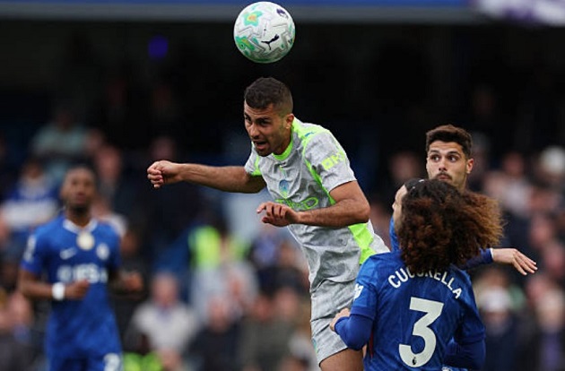 Rodri (7): Dù khởi đầu chậm chạp và thường xuyên phải đuổi bóng, anh đã kịp lấy lại nhịp độ để kiểm soát hoàn toàn khu trung tuyến trong hiệp hai.

Bernardo Silva (7): Hoàn thành tốt vai trò điều tiết và hỗ trợ phòng ngự từ xa, đánh dấu cột mốc 451 lần ra sân bằng một tinh thần thi đấu bền bỉ.

Jeremy Doku (8.2): Là mũi khoan phá lợi hại nhất bên hành lang cánh, kết thúc màn trình diễn ấn tượng bằng pha dứt điểm lạnh lùng ấn định chiến thắng cho Man City.

Antoine Semenyo (7.2): Chơi nỗ lực với những pha đi bóng trực diện và đưa ra nhiều quyết định hợp lý, dù hơi tiếc nuối khi không thể tự mình ghi bàn.

Erling Haaland (7): Tiếp tục tịt ngòi nhưng đóng góp lớn vào lối chơi chung nhờ khả năng làm tường, thu hút hậu vệ tạo khoảng trống cho các đồng đội lập công.