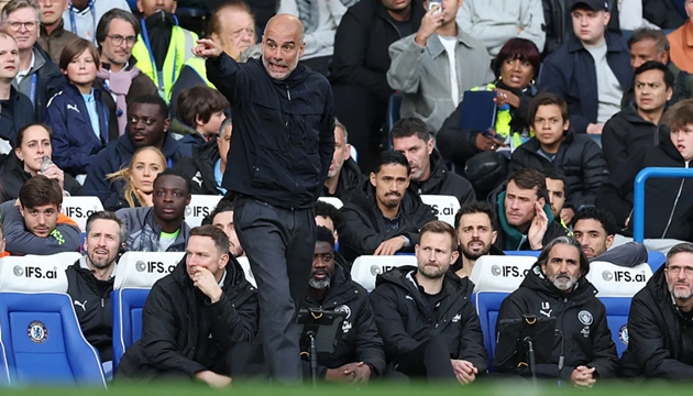 Pep Guardiola và các học trò nỗ lực bám đuổi Arsenal.