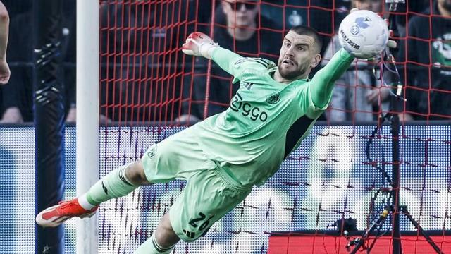 Maarten Paes đang thể hiện rất ấn tượng trong màu áo Ajax.