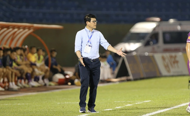 HLV Vũ Tiến Th&agrave;nh c&ugrave;ng c&aacute;c học tr&ograve; gi&agrave;nh chiến thắng tr&ecirc;n s&acirc;n Becamex TP.HCM. Ảnh: NLĐO