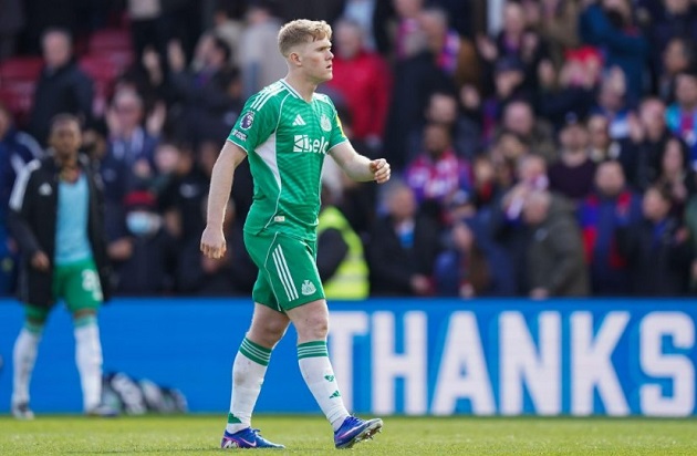 Hall đang lọt vào mắt xanh của nhiều ông lớn.