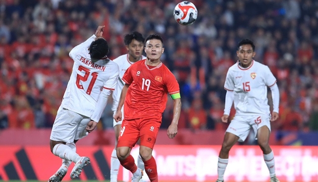 Tuyến giữa Việt Nam thừa s&aacute;ng tạo, thiếu m&aacute;y qu&eacute;t.