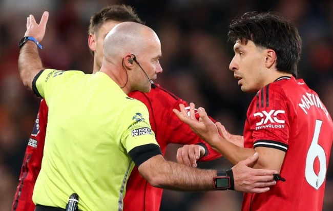 Ảnh bài viết Carrick bức xúc vì thẻ đỏ của Martinez trong trận thua Leeds