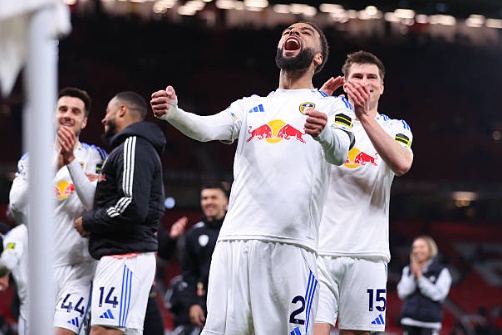 Leeds gi&agrave;nh chiến thắng trong trận derby Hoa hồng.