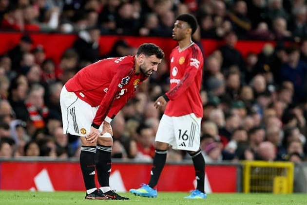 Ảnh bài viết Roy Keane chê hàng tiền vệ Man Utd biến mất trước Leeds