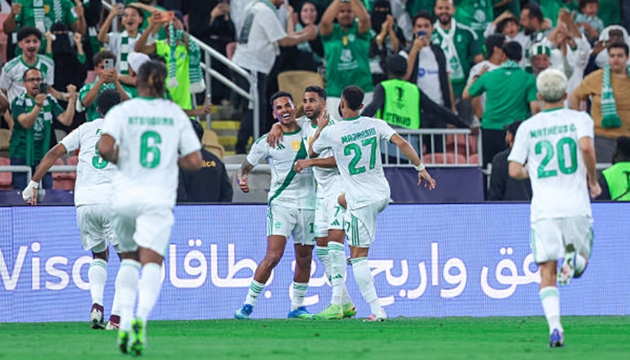 Riyad Mahrez ghi b&agrave;n thắng duy nhất của trận đấu.