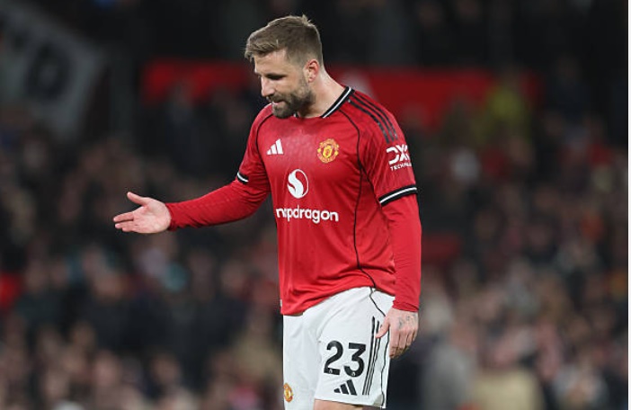 Luke Shaw (5.6): D&ugrave; nỗ lực d&acirc;ng cao hỗ trợ tấn c&ocirc;ng, Shaw lại thường xuy&ecirc;n để lộ khoảng trống sau lưng. Chiếc thẻ v&agrave;ng anh phải nhận v&igrave; pha phạm lỗi chiến thuật đ&atilde; minh chứng cho sự l&uacute;ng t&uacute;ng của h&agrave;ng thủ Man Utd trước c&aacute;c đợt phản c&ocirc;ng nhanh của đối phương.