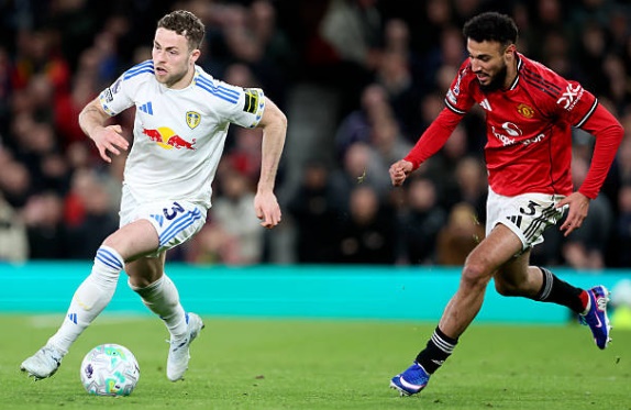 Noussair Mazraoui (5.9): Một trận đấu dưới sức của hậu vệ người Morocco khi anh li&ecirc;n tục bị Okafor vượt mặt b&ecirc;n h&agrave;nh lang c&aacute;nh. Mazraoui thiếu đi sự quyết liệt cần thiết trong c&aacute;c t&igrave;nh huống tranh chấp tay đ&ocirc;i v&agrave; đ&atilde; bị r&uacute;t ra nghỉ trong hiệp hai.