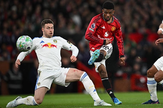 Amad Diallo (6.0): Thi đấu năng nổ b&ecirc;n h&agrave;nh lang c&aacute;nh phải v&agrave; tạo ra một số t&igrave;nh huống đột ph&aacute; mang t&iacute;nh đột biến cao. Tuy nhi&ecirc;n, hiệu quả cuối c&ugrave;ng từ c&aacute;c pha tạt b&oacute;ng của anh vẫn chưa đạt y&ecirc;u cầu trước khi rời s&acirc;n nhường chỗ cho đồng đội.