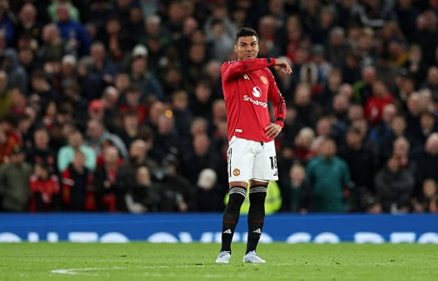 G&aacute;nh nặng tuổi t&aacute;c khiến Casemiro kh&ocirc;ng thể gi&uacute;p MU đứng vững.