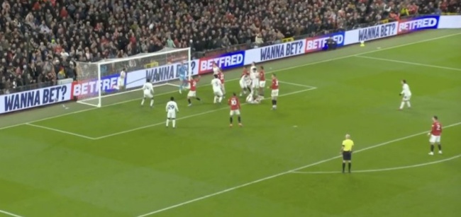 Calvert-Lewin ph&aacute; b&oacute;ng ngay tr&ecirc;n vạch v&ocirc;i.