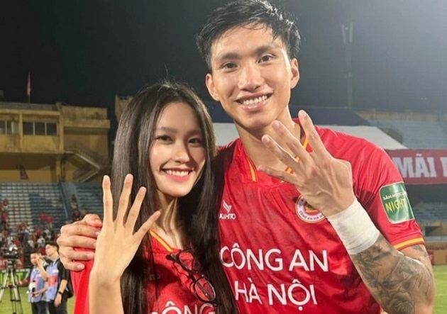 Ảnh bài viết Cách phản ứng trái ngược của vợ chồng Văn Hậu trước tin đồn