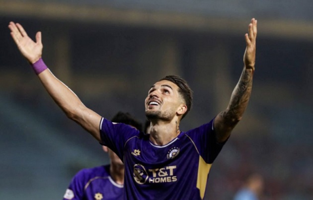 Ho&agrave;ng H&ecirc;n v&agrave; pha ăn mừng đầy &yacute; nghĩa.