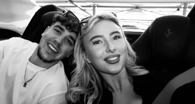 Oliver Arblaster và Martha Elizabeth Wilder.