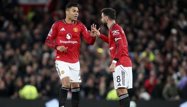 Anh thường xuyên có những liên lạc với các đồng đội trên sân.