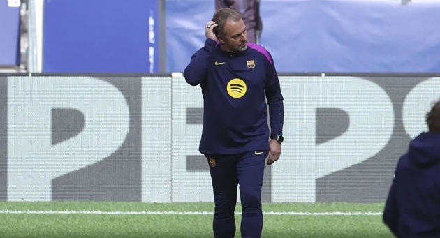 Flick phàn nàn về sân của Atletico Madrid