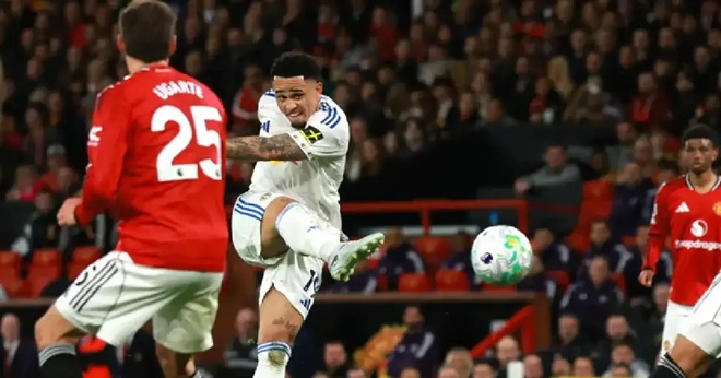 Leeds vừa khiến MU bỏ lỡ cơ hội gia tăng cách biệt.