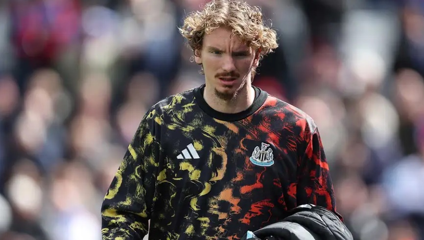 Nick Woltemade gặp kh&oacute; tại Newcastle.