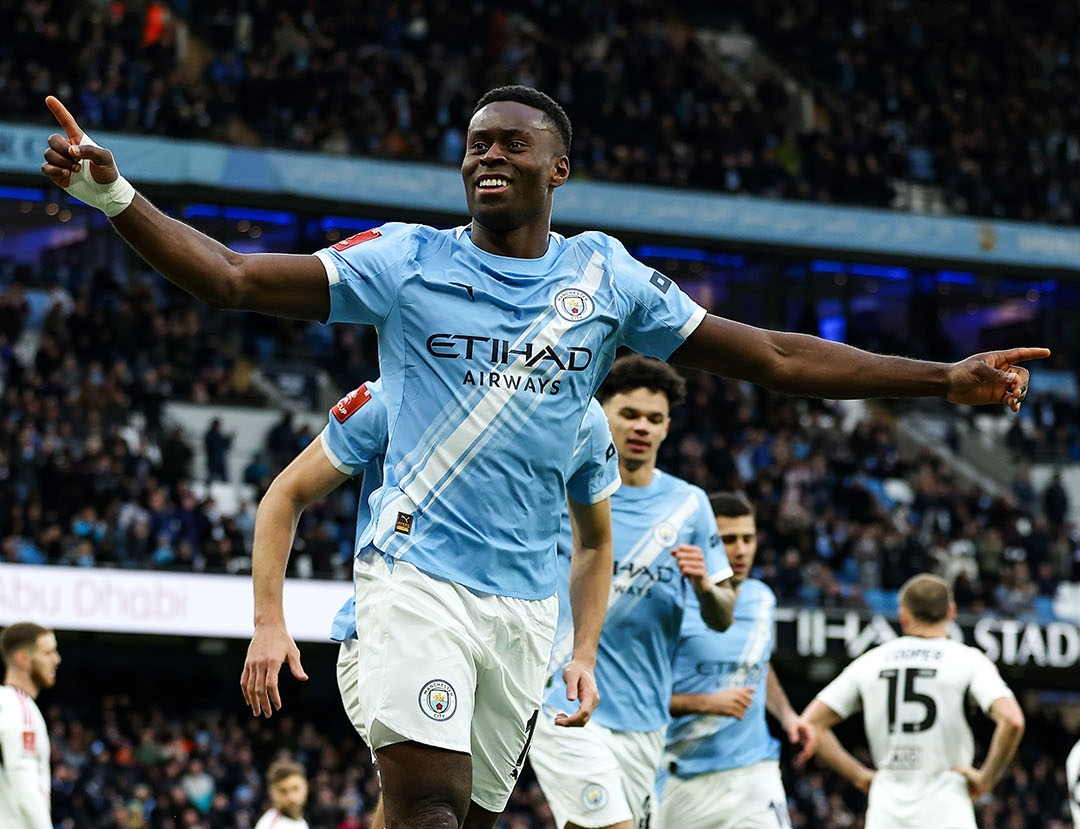 Marc Guehi ghi bàn trong chiến thắng của Man City trước đội bóng cũ, Chelsea.