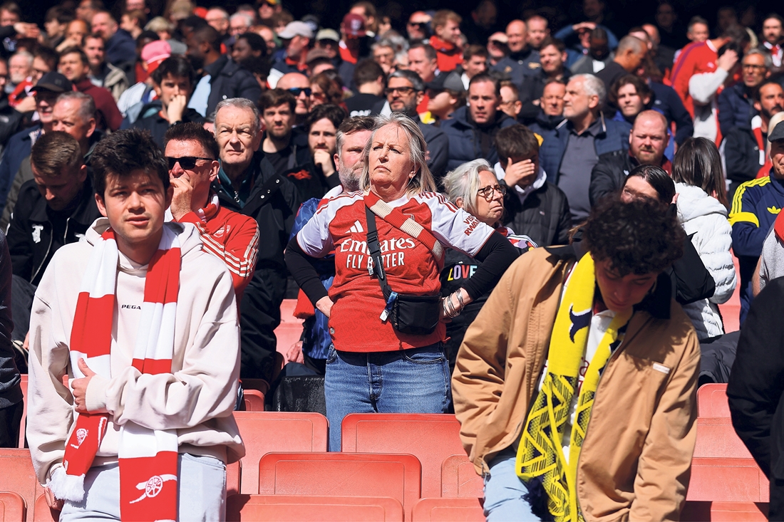 Cổ động viên Arsenal thất vọng với màn trình diễn của các cầu thủ trên sân.