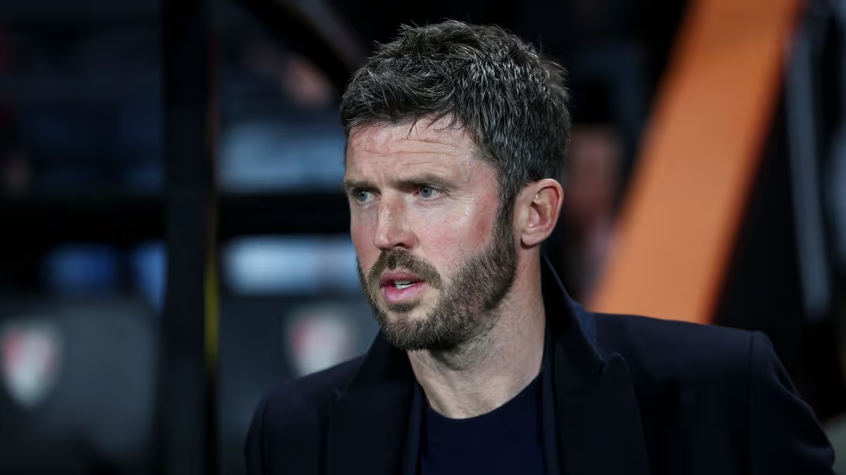 Michael Carrick chịu nhiều chỉ trích sau thất bại của Man Utd trước Leeds.
