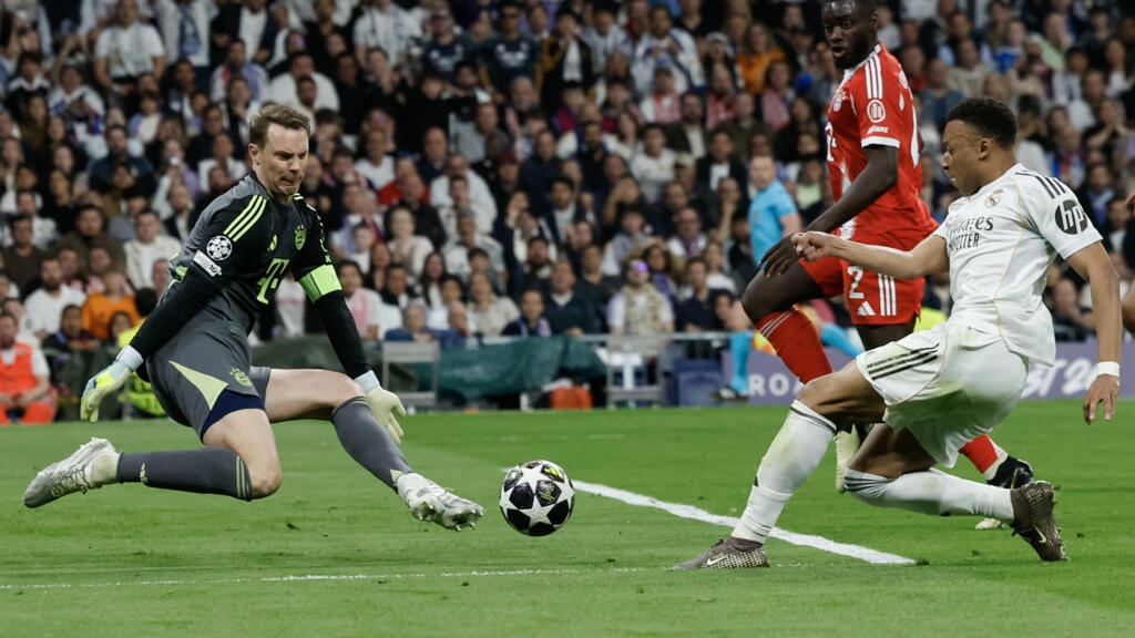 Manuel Neuer vẫn l&agrave; chốt chặn đ&aacute;ng tin cậy d&ugrave; đ&atilde; sang tuổi 40.