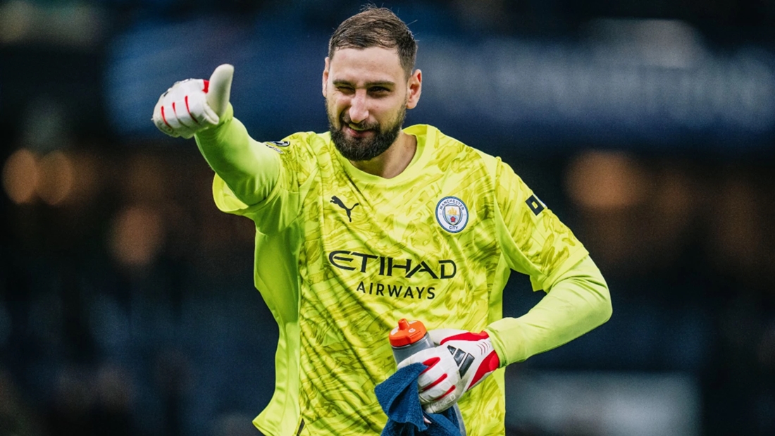Gianluigi Donnarumma đang chơi xuất sắc trong m&agrave;u &aacute;o Man City.