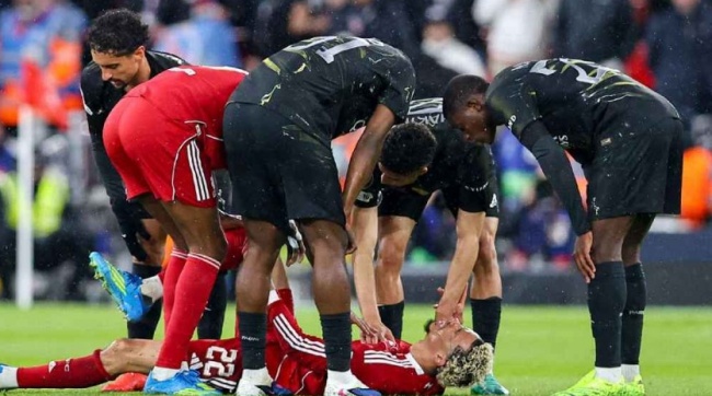 Ảnh bài viết Konate gửi lời cầu nguyện cho Ekitike sau chấn thương nặng