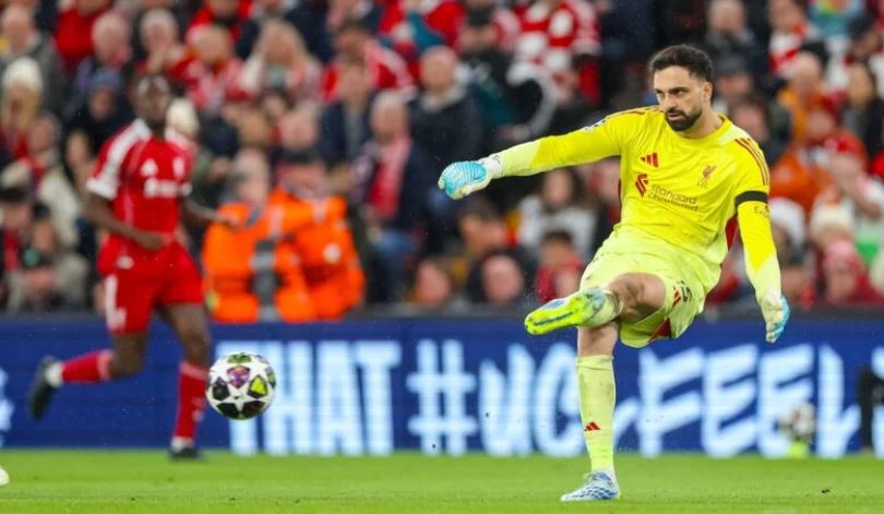 Giorgi Mamardashvili – 6.3 điểm: Cảnh giác, tỉnh táo và xử lý tay tốt. Anh tiếp tục duy trì khả năng cản phá ổn định và đưa ra các quyết định lớn chính xác, đấm bóng khi cần thiết và quyết đoán trong các pha tạt bóng của đối thủ. Anh hơi chậm nhịp trước cú sút cứa lòng của Dembele ở cuối trận, dù có thể đã làm tốt hơn.

Jeremie Frimpong – 6.2 điểm: Thi đấu khá thận trọng, một lựa chọn khôn ngoan khi phải đối mặt với thử thách mang tên Khvicha Kvaratskhelia. Tuy nhiên, anh gặp khó khăn trong khâu kiểm soát bóng và không bất ngờ khi bị thay ra ngay sau hiệp một để nhường chỗ cho Joe Gomez – người có sự thấu hiểu tốt hơn với Mo Salah.

Ibrahima Konate – 6.1 điểm: Nhập cuộc đầy tự tin và quyết tâm. Có đôi chút nôn nóng dẫn đến sai vị trí ở đầu trận, nhưng đã nỗ lực bù đắp bằng các pha lùi về bọc lót. Anh có pha xoạc bóng cứu thua xuất thần ngay trước vạch vôi để từ chối bàn thắng của Dembele cuối hiệp một.

Virgil van Dijk – 6 điểm: Lẽ ra đã là người mở tỷ số nếu Marquinhos không lăn xả cản phá ngay sát vạch vôi. Anh làm tròn vai trong việc chỉ huy hàng thủ, nhưng khả năng liên lạc tổng thể vẫn còn hạn chế khi các cầu thủ Paris liên tục tìm thấy khoảng trống để khai thác. Bàn thua thứ hai của Dembele càng làm nổi bật sự mong manh của hàng thủ này.

Milos Kerkez – 6.3 điểm: Khởi đầu đầy năng lượng, liên tục leo biên và tranh chấp quyết liệt. Tuy nhiên, những nhát chạm bóng đầu tiên của anh thường quá hăng hái dẫn đến hỏng ăn, và sự năng nổ đôi khi khiến anh bị hổng vị trí. Kerkez lẽ ra phải dứt điểm trúng mục tiêu trong tình huống đối mặt từ đường chuyền dọn cỗ của Salah.

Ryan Gravenberch – 6.2 điểm: Ban đầu có vẻ lo lắng và mất thời gian để bắt nhịp với mặt sân trơn trượt. Tuy nhiên, anh đã tiến bộ hơn và trở thành một trong những cầu thủ năng nổ nhất của Liverpool trong hiệp hai. Gravenberch liên tục kéo bóng về phía trước và nỗ lực bám đuổi ngay cả sau bàn thua quyết định.

Alexis Mac Allister – 6 điểm: Đảm nhận vai trò nhô cao từ trung tuyến lên vị trí số 10. Anh di chuyển rất nhiều nhưng không phải lúc nào cũng thoải mái khi cầm bóng. Mac Allister đã dùng kinh nghiệm để mang về một quả phạt đền, nhưng đáng tiếc đã bị VAR từ chối.

Dominik Szoboszlai – 6.4 điểm: Chạy không biết mệt mỏi dưới cơn mưa, bao phủ diện tích sân lớn nhưng gặp khó khăn trong việc lấp đầy các khoảng trống mà PSG tạo ra. Anh đã làm tốt nhiệm vụ kiềm tỏa Desire Doue, nhưng không thể thúc đẩy các đồng đội theo cách mình mong muốn.

Florian Wirtz – 6.1 điểm Một trận đấu không mấy hào nhoáng khi anh phải thực hiện quá nhiều nhiệm vụ phòng ngự theo chỉ đạo của HLV. Wirtz thu hồi bóng tốt và phối hợp thoát pressing cùng Kerkez bên cánh trái, nhưng sự sắc bén trong khu vực 1/3 cuối sân là chưa đủ. Anh thi đấu khởi sắc hơn sau khi Gakpo vào sân.

Hugo Ekitike – 6 điểm Là nhân tố quan trọng giúp hàng công Liverpool vận hành uyển chuyển và khiến PSG khó theo kèm. Anh kết nối tốt giữa các tuyến và phối hợp ăn ý với hàng tiền vệ. Cực kỳ đen đủi khi gặp phải chấn thương nghiêm trọng và phải rời sân sớm.

Alexander Isak – 5.9 điểm: Trông có vẻ thanh thoát hơn nhưng vẫn cần thêm thời gian để tìm lại bản ngã; hiện tại anh vẫn còn cách khá xa phong độ đỉnh cao. Isak có pha chạy chỗ đặc trưng trong hiệp một nhưng lại rơi vào thế việt vị. Trong đêm diễn quan trọng nhất mùa giải, bản hợp đồng kỷ lục này tỏ ra thất vọng với chính mình khi không thể đóng góp được nhiều hơn.

Phần chấm điểm cụ thể của 2 đội. Ảnh: BongDa.com.vn.