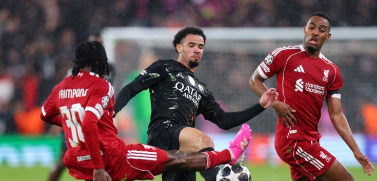 Jeremie Frimpong – 6.2 điểm: Thi đấu khá thận trọng, một lựa chọn khôn ngoan khi phải đối mặt với thử thách mang tên Khvicha Kvaratskhelia. Tuy nhiên, anh gặp khó khăn trong khâu kiểm soát bóng và không bất ngờ khi bị thay ra ngay sau hiệp một để nhường chỗ cho Joe Gomez – người có sự thấu hiểu tốt hơn với Mo Salah.

Ibrahima Konate – 6.1 điểm: Nhập cuộc đầy tự tin và quyết tâm. Có đôi chút nôn nóng dẫn đến sai vị trí ở đầu trận, nhưng đã nỗ lực bù đắp bằng các pha lùi về bọc lót. Anh có pha xoạc bóng cứu thua xuất thần ngay trước vạch vôi để từ chối bàn thắng của Dembele cuối hiệp một.

Virgil van Dijk – 6 điểm: Lẽ ra đã là người mở tỷ số nếu Marquinhos không lăn xả cản phá ngay sát vạch vôi. Anh làm tròn vai trong việc chỉ huy hàng thủ, nhưng khả năng liên lạc tổng thể vẫn còn hạn chế khi các cầu thủ Paris liên tục tìm thấy khoảng trống để khai thác. Bàn thua thứ hai của Dembele càng làm nổi bật sự mong manh của hàng thủ này.

Milos Kerkez – 6.3 điểm: Khởi đầu đầy năng lượng, liên tục leo biên và tranh chấp quyết liệt. Tuy nhiên, những nhát chạm bóng đầu tiên của anh thường quá hăng hái dẫn đến hỏng ăn, và sự năng nổ đôi khi khiến anh bị hổng vị trí. Kerkez lẽ ra phải dứt điểm trúng mục tiêu trong tình huống đối mặt từ đường chuyền dọn cỗ của Salah.

Ryan Gravenberch – 6.2 điểm: Ban đầu có vẻ lo lắng và mất thời gian để bắt nhịp với mặt sân trơn trượt. Tuy nhiên, anh đã tiến bộ hơn và trở thành một trong những cầu thủ năng nổ nhất của Liverpool trong hiệp hai. Gravenberch liên tục kéo bóng về phía trước và nỗ lực bám đuổi ngay cả sau bàn thua quyết định.

Alexis Mac Allister – 6 điểm: Đảm nhận vai trò nhô cao từ trung tuyến lên vị trí số 10. Anh di chuyển rất nhiều nhưng không phải lúc nào cũng thoải mái khi cầm bóng. Mac Allister đã dùng kinh nghiệm để mang về một quả phạt đền, nhưng đáng tiếc đã bị VAR từ chối.

Dominik Szoboszlai – 6.4 điểm: Chạy không biết mệt mỏi dưới cơn mưa, bao phủ diện tích sân lớn nhưng gặp khó khăn trong việc lấp đầy các khoảng trống mà PSG tạo ra. Anh đã làm tốt nhiệm vụ kiềm tỏa Desire Doue, nhưng không thể thúc đẩy các đồng đội theo cách mình mong muốn.

Florian Wirtz – 6.1 điểm Một trận đấu không mấy hào nhoáng khi anh phải thực hiện quá nhiều nhiệm vụ phòng ngự theo chỉ đạo của HLV. Wirtz thu hồi bóng tốt và phối hợp thoát pressing cùng Kerkez bên cánh trái, nhưng sự sắc bén trong khu vực 1/3 cuối sân là chưa đủ. Anh thi đấu khởi sắc hơn sau khi Gakpo vào sân.

Hugo Ekitike – 6 điểm Là nhân tố quan trọng giúp hàng công Liverpool vận hành uyển chuyển và khiến PSG khó theo kèm. Anh kết nối tốt giữa các tuyến và phối hợp ăn ý với hàng tiền vệ. Cực kỳ đen đủi khi gặp phải chấn thương nghiêm trọng và phải rời sân sớm.

Alexander Isak – 5.9 điểm: Trông có vẻ thanh thoát hơn nhưng vẫn cần thêm thời gian để tìm lại bản ngã; hiện tại anh vẫn còn cách khá xa phong độ đỉnh cao. Isak có pha chạy chỗ đặc trưng trong hiệp một nhưng lại rơi vào thế việt vị. Trong đêm diễn quan trọng nhất mùa giải, bản hợp đồng kỷ lục này tỏ ra thất vọng với chính mình khi không thể đóng góp được nhiều hơn.

Phần chấm điểm cụ thể của 2 đội. Ảnh: BongDa.com.vn.