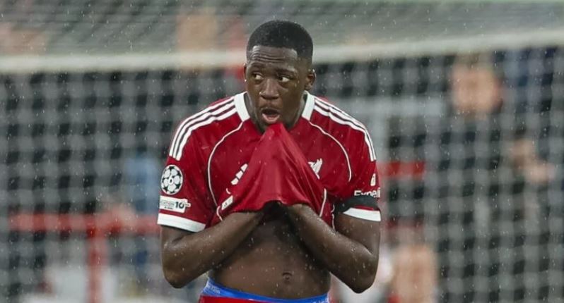 Ibrahima Konate – 6.1 điểm: Nhập cuộc đầy tự tin và quyết tâm. Có đôi chút nôn nóng dẫn đến sai vị trí ở đầu trận, nhưng đã nỗ lực bù đắp bằng các pha lùi về bọc lót. Anh có pha xoạc bóng cứu thua xuất thần ngay trước vạch vôi để từ chối bàn thắng của Dembele cuối hiệp một.

Virgil van Dijk – 6 điểm: Lẽ ra đã là người mở tỷ số nếu Marquinhos không lăn xả cản phá ngay sát vạch vôi. Anh làm tròn vai trong việc chỉ huy hàng thủ, nhưng khả năng liên lạc tổng thể vẫn còn hạn chế khi các cầu thủ Paris liên tục tìm thấy khoảng trống để khai thác. Bàn thua thứ hai của Dembele càng làm nổi bật sự mong manh của hàng thủ này.

Milos Kerkez – 6.3 điểm: Khởi đầu đầy năng lượng, liên tục leo biên và tranh chấp quyết liệt. Tuy nhiên, những nhát chạm bóng đầu tiên của anh thường quá hăng hái dẫn đến hỏng ăn, và sự năng nổ đôi khi khiến anh bị hổng vị trí. Kerkez lẽ ra phải dứt điểm trúng mục tiêu trong tình huống đối mặt từ đường chuyền dọn cỗ của Salah.

Ryan Gravenberch – 6.2 điểm: Ban đầu có vẻ lo lắng và mất thời gian để bắt nhịp với mặt sân trơn trượt. Tuy nhiên, anh đã tiến bộ hơn và trở thành một trong những cầu thủ năng nổ nhất của Liverpool trong hiệp hai. Gravenberch liên tục kéo bóng về phía trước và nỗ lực bám đuổi ngay cả sau bàn thua quyết định.

Alexis Mac Allister – 6 điểm: Đảm nhận vai trò nhô cao từ trung tuyến lên vị trí số 10. Anh di chuyển rất nhiều nhưng không phải lúc nào cũng thoải mái khi cầm bóng. Mac Allister đã dùng kinh nghiệm để mang về một quả phạt đền, nhưng đáng tiếc đã bị VAR từ chối.

Dominik Szoboszlai – 6.4 điểm: Chạy không biết mệt mỏi dưới cơn mưa, bao phủ diện tích sân lớn nhưng gặp khó khăn trong việc lấp đầy các khoảng trống mà PSG tạo ra. Anh đã làm tốt nhiệm vụ kiềm tỏa Desire Doue, nhưng không thể thúc đẩy các đồng đội theo cách mình mong muốn.

Florian Wirtz – 6.1 điểm Một trận đấu không mấy hào nhoáng khi anh phải thực hiện quá nhiều nhiệm vụ phòng ngự theo chỉ đạo của HLV. Wirtz thu hồi bóng tốt và phối hợp thoát pressing cùng Kerkez bên cánh trái, nhưng sự sắc bén trong khu vực 1/3 cuối sân là chưa đủ. Anh thi đấu khởi sắc hơn sau khi Gakpo vào sân.

Hugo Ekitike – 6 điểm Là nhân tố quan trọng giúp hàng công Liverpool vận hành uyển chuyển và khiến PSG khó theo kèm. Anh kết nối tốt giữa các tuyến và phối hợp ăn ý với hàng tiền vệ. Cực kỳ đen đủi khi gặp phải chấn thương nghiêm trọng và phải rời sân sớm.

Alexander Isak – 5.9 điểm: Trông có vẻ thanh thoát hơn nhưng vẫn cần thêm thời gian để tìm lại bản ngã; hiện tại anh vẫn còn cách khá xa phong độ đỉnh cao. Isak có pha chạy chỗ đặc trưng trong hiệp một nhưng lại rơi vào thế việt vị. Trong đêm diễn quan trọng nhất mùa giải, bản hợp đồng kỷ lục này tỏ ra thất vọng với chính mình khi không thể đóng góp được nhiều hơn.

Phần chấm điểm cụ thể của 2 đội. Ảnh: BongDa.com.vn.