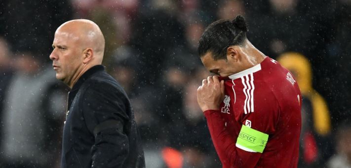 Virgil van Dijk – 6 điểm: Lẽ ra đã là người mở tỷ số nếu Marquinhos không lăn xả cản phá ngay sát vạch vôi. Anh làm tròn vai trong việc chỉ huy hàng thủ, nhưng khả năng liên lạc tổng thể vẫn còn hạn chế khi các cầu thủ Paris liên tục tìm thấy khoảng trống để khai thác. Bàn thua thứ hai của Dembele càng làm nổi bật sự mong manh của hàng thủ này.

Milos Kerkez – 6.3 điểm: Khởi đầu đầy năng lượng, liên tục leo biên và tranh chấp quyết liệt. Tuy nhiên, những nhát chạm bóng đầu tiên của anh thường quá hăng hái dẫn đến hỏng ăn, và sự năng nổ đôi khi khiến anh bị hổng vị trí. Kerkez lẽ ra phải dứt điểm trúng mục tiêu trong tình huống đối mặt từ đường chuyền dọn cỗ của Salah.

Ryan Gravenberch – 6.2 điểm: Ban đầu có vẻ lo lắng và mất thời gian để bắt nhịp với mặt sân trơn trượt. Tuy nhiên, anh đã tiến bộ hơn và trở thành một trong những cầu thủ năng nổ nhất của Liverpool trong hiệp hai. Gravenberch liên tục kéo bóng về phía trước và nỗ lực bám đuổi ngay cả sau bàn thua quyết định.

Alexis Mac Allister – 6 điểm: Đảm nhận vai trò nhô cao từ trung tuyến lên vị trí số 10. Anh di chuyển rất nhiều nhưng không phải lúc nào cũng thoải mái khi cầm bóng. Mac Allister đã dùng kinh nghiệm để mang về một quả phạt đền, nhưng đáng tiếc đã bị VAR từ chối.

Dominik Szoboszlai – 6.4 điểm: Chạy không biết mệt mỏi dưới cơn mưa, bao phủ diện tích sân lớn nhưng gặp khó khăn trong việc lấp đầy các khoảng trống mà PSG tạo ra. Anh đã làm tốt nhiệm vụ kiềm tỏa Desire Doue, nhưng không thể thúc đẩy các đồng đội theo cách mình mong muốn.

Florian Wirtz – 6.1 điểm Một trận đấu không mấy hào nhoáng khi anh phải thực hiện quá nhiều nhiệm vụ phòng ngự theo chỉ đạo của HLV. Wirtz thu hồi bóng tốt và phối hợp thoát pressing cùng Kerkez bên cánh trái, nhưng sự sắc bén trong khu vực 1/3 cuối sân là chưa đủ. Anh thi đấu khởi sắc hơn sau khi Gakpo vào sân.

Hugo Ekitike – 6 điểm Là nhân tố quan trọng giúp hàng công Liverpool vận hành uyển chuyển và khiến PSG khó theo kèm. Anh kết nối tốt giữa các tuyến và phối hợp ăn ý với hàng tiền vệ. Cực kỳ đen đủi khi gặp phải chấn thương nghiêm trọng và phải rời sân sớm.

Alexander Isak – 5.9 điểm: Trông có vẻ thanh thoát hơn nhưng vẫn cần thêm thời gian để tìm lại bản ngã; hiện tại anh vẫn còn cách khá xa phong độ đỉnh cao. Isak có pha chạy chỗ đặc trưng trong hiệp một nhưng lại rơi vào thế việt vị. Trong đêm diễn quan trọng nhất mùa giải, bản hợp đồng kỷ lục này tỏ ra thất vọng với chính mình khi không thể đóng góp được nhiều hơn.

Phần chấm điểm cụ thể của 2 đội. Ảnh: BongDa.com.vn.