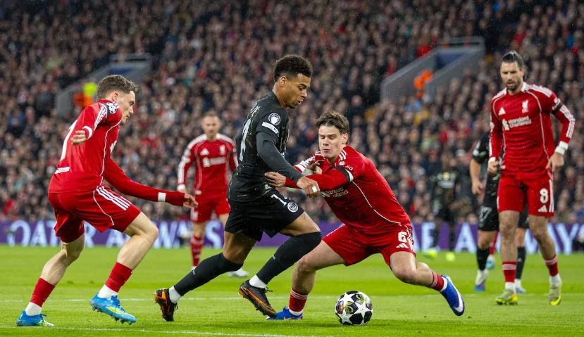 Milos Kerkez – 6.3 điểm: Khởi đầu đầy năng lượng, liên tục leo biên và tranh chấp quyết liệt. Tuy nhiên, những nhát chạm bóng đầu tiên của anh thường quá hăng hái dẫn đến hỏng ăn, và sự năng nổ đôi khi khiến anh bị hổng vị trí. Kerkez lẽ ra phải dứt điểm trúng mục tiêu trong tình huống đối mặt từ đường chuyền dọn cỗ của Salah.

Ryan Gravenberch – 6.2 điểm: Ban đầu có vẻ lo lắng và mất thời gian để bắt nhịp với mặt sân trơn trượt. Tuy nhiên, anh đã tiến bộ hơn và trở thành một trong những cầu thủ năng nổ nhất của Liverpool trong hiệp hai. Gravenberch liên tục kéo bóng về phía trước và nỗ lực bám đuổi ngay cả sau bàn thua quyết định.

Alexis Mac Allister – 6 điểm: Đảm nhận vai trò nhô cao từ trung tuyến lên vị trí số 10. Anh di chuyển rất nhiều nhưng không phải lúc nào cũng thoải mái khi cầm bóng. Mac Allister đã dùng kinh nghiệm để mang về một quả phạt đền, nhưng đáng tiếc đã bị VAR từ chối.

Dominik Szoboszlai – 6.4 điểm: Chạy không biết mệt mỏi dưới cơn mưa, bao phủ diện tích sân lớn nhưng gặp khó khăn trong việc lấp đầy các khoảng trống mà PSG tạo ra. Anh đã làm tốt nhiệm vụ kiềm tỏa Desire Doue, nhưng không thể thúc đẩy các đồng đội theo cách mình mong muốn.

Florian Wirtz – 6.1 điểm Một trận đấu không mấy hào nhoáng khi anh phải thực hiện quá nhiều nhiệm vụ phòng ngự theo chỉ đạo của HLV. Wirtz thu hồi bóng tốt và phối hợp thoát pressing cùng Kerkez bên cánh trái, nhưng sự sắc bén trong khu vực 1/3 cuối sân là chưa đủ. Anh thi đấu khởi sắc hơn sau khi Gakpo vào sân.

Hugo Ekitike – 6 điểm Là nhân tố quan trọng giúp hàng công Liverpool vận hành uyển chuyển và khiến PSG khó theo kèm. Anh kết nối tốt giữa các tuyến và phối hợp ăn ý với hàng tiền vệ. Cực kỳ đen đủi khi gặp phải chấn thương nghiêm trọng và phải rời sân sớm.

Alexander Isak – 5.9 điểm: Trông có vẻ thanh thoát hơn nhưng vẫn cần thêm thời gian để tìm lại bản ngã; hiện tại anh vẫn còn cách khá xa phong độ đỉnh cao. Isak có pha chạy chỗ đặc trưng trong hiệp một nhưng lại rơi vào thế việt vị. Trong đêm diễn quan trọng nhất mùa giải, bản hợp đồng kỷ lục này tỏ ra thất vọng với chính mình khi không thể đóng góp được nhiều hơn.

Phần chấm điểm cụ thể của 2 đội. Ảnh: BongDa.com.vn.