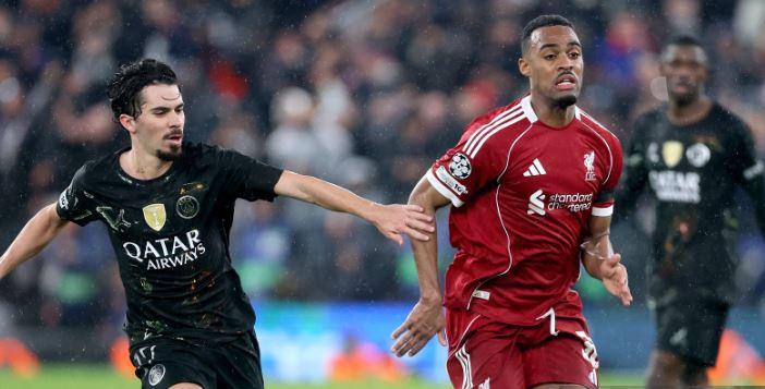 Ryan Gravenberch – 6.2 điểm: Ban đầu có vẻ lo lắng và mất thời gian để bắt nhịp với mặt sân trơn trượt. Tuy nhiên, anh đã tiến bộ hơn và trở thành một trong những cầu thủ năng nổ nhất của Liverpool trong hiệp hai. Gravenberch liên tục kéo bóng về phía trước và nỗ lực bám đuổi ngay cả sau bàn thua quyết định.

Alexis Mac Allister – 6 điểm: Đảm nhận vai trò nhô cao từ trung tuyến lên vị trí số 10. Anh di chuyển rất nhiều nhưng không phải lúc nào cũng thoải mái khi cầm bóng. Mac Allister đã dùng kinh nghiệm để mang về một quả phạt đền, nhưng đáng tiếc đã bị VAR từ chối.

Dominik Szoboszlai – 6.4 điểm: Chạy không biết mệt mỏi dưới cơn mưa, bao phủ diện tích sân lớn nhưng gặp khó khăn trong việc lấp đầy các khoảng trống mà PSG tạo ra. Anh đã làm tốt nhiệm vụ kiềm tỏa Desire Doue, nhưng không thể thúc đẩy các đồng đội theo cách mình mong muốn.

Florian Wirtz – 6.1 điểm Một trận đấu không mấy hào nhoáng khi anh phải thực hiện quá nhiều nhiệm vụ phòng ngự theo chỉ đạo của HLV. Wirtz thu hồi bóng tốt và phối hợp thoát pressing cùng Kerkez bên cánh trái, nhưng sự sắc bén trong khu vực 1/3 cuối sân là chưa đủ. Anh thi đấu khởi sắc hơn sau khi Gakpo vào sân.

Hugo Ekitike – 6 điểm Là nhân tố quan trọng giúp hàng công Liverpool vận hành uyển chuyển và khiến PSG khó theo kèm. Anh kết nối tốt giữa các tuyến và phối hợp ăn ý với hàng tiền vệ. Cực kỳ đen đủi khi gặp phải chấn thương nghiêm trọng và phải rời sân sớm.

Alexander Isak – 5.9 điểm: Trông có vẻ thanh thoát hơn nhưng vẫn cần thêm thời gian để tìm lại bản ngã; hiện tại anh vẫn còn cách khá xa phong độ đỉnh cao. Isak có pha chạy chỗ đặc trưng trong hiệp một nhưng lại rơi vào thế việt vị. Trong đêm diễn quan trọng nhất mùa giải, bản hợp đồng kỷ lục này tỏ ra thất vọng với chính mình khi không thể đóng góp được nhiều hơn.

Phần chấm điểm cụ thể của 2 đội. Ảnh: BongDa.com.vn.