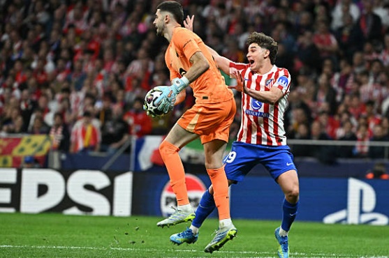 Thủ môn: Joan Garcia – 7.4 điểm. Dù phải nhận một bàn thua từ cú dứt điểm của Lookman, Joan Garcia đã có một ngày thi đấu rất tập trung. Anh đóng vai trò quan trọng trong việc giữ vững niềm tin cho đồng đội với pha cứu thua xuất sắc sau cú đánh đầu của Le Normand ở cuối trận, giúp Barca duy trì thế dẫn bàn cho đến phút cuối.

Hậu vệ phải: Jules Kounde – 7.0 điểm. Kounde đã có một khởi đầu đầy hứa hẹn với những pha can thiệp chính xác. Tuy nhiên, anh đã trải qua một khoảng thời gian khó khăn khi phải đối đầu với Ademola Lookman, đặc biệt là tình huống để cầu thủ này vượt mặt để ghi bàn thắng rút ngắn tỉ số cho Atletico.



Trung vệ: Eric Garcia – 6.4 điểm. Trung vệ người Tây Ban Nha đã có một trận đấu khá ổn định trong các pha tranh chấp tay đôi và không chiến cho đến trước phút 80. Tuy nhiên, tấm thẻ đỏ trực tiếp sau pha phạm lỗi với Sorloth đã phá hỏng tất cả, trực tiếp dập tắt cơ hội lội ngược dòng của đội nhà.

Trung vệ: Gerard Martin – 7.0 điểm. Martin cho thấy sự điềm tĩnh đáng kinh ngạc trong một trận đấu lớn. Anh có pha cản phá xuất thần để từ chối bàn thắng của Antoine Griezmann trong hiệp một. Khả năng chuyền bóng chính xác và sự quyết đoán trong các tình huống tranh chấp 50-50 là điểm cộng lớn của anh.

Hậu vệ trái: Joao Cancelo – 7.0 điểm. Tuyển thủ người Bồ Đào Nha luôn chủ động dâng cao để hỗ trợ tấn công và tạo ra sự đột biến bên hành lang cánh trái. Mặc dù vậy, trong một ngày mà hàng thủ Atletico lùi sâu, các quả tạt và đường chuyền cuối cùng của anh vẫn thiếu đi một chút sắc lẹm để thành bàn.

Tiền vệ trung tâm: Gavi – 6.8 điểm. Vừa trở lại sau chấn thương, Gavi cho thấy nguồn năng lượng vô tận khi có mặt ở mọi điểm nóng trên sân. Anh không ngại va chạm để đánh chặn và giúp Barca kiểm soát tuyến giữa, dù tấm thẻ vàng trong hiệp hai phần nào hạn chế sự xông xáo của anh trước khi rời sân.

Tiền vệ trung tâm: Pedri – 7.1 điểm. Pedri vẫn là linh hồn trong lối chơi của Blaugrana với khả năng thoát pressing và điều tiết nhịp độ thượng thặng. Dù có phần hụt hơi trong các cuộc đấu thể lực ở hiệp hai trước sức ép của đội chủ nhà, những đường chuyền của anh vẫn mang lại sự an tâm tuyệt đối.

Tiền đạo cánh phải: Lamine Yamal – 8.3 điểm. Một màn trình diễn đẳng cấp thế giới của tài năng trẻ này. Yamal nổ súng ngay phút thứ 4 sau pha xử lý tinh tế và luôn là mối đe dọa thường trực bên cánh phải. Anh chính là nhân tố chính trong hầu hết các đợt hãm thành nguy hiểm của Barca.


Tiền vệ tấn công: Dani Olmo – 7.4 điểm. Olmo đã có pha kiến tạo thông minh để Ferran Torres ghi bàn thắng thứ hai. Khả năng di chuyển giữa các tuyến và kết nối với bộ ba tấn công của anh rất ấn tượng, dù lẽ ra Olmo có thể tự điền tên mình lên bảng tỉ số nếu chắt chiu hơn.

Tiền đạo cánh trái: Fermin Lopez – 6.7 điểm. Fermin là mắt xích kém hiệu quả nhất trong hệ thống tấn công của Barcelona trận này. Dù di chuyển không bóng rất nỗ lực, anh đã bỏ lỡ một cơ hội mười mươi từ cú đánh đầu cận thành và không tạo ra nhiều đột biến như các đồng đội.

Tiền đạo cắm: Ferran Torres – 8.3 điểm. Torres đã chứng minh quyết định để anh đá chính là hoàn toàn đúng đắn. Với một pha kiến tạo cho Yamal và một bàn thắng đẹp mắt sau đó 20 phút, Torres là mũi nhọn nguy hiểm nhất của Barca trước khi bị VAR từ chối một bàn thắng khác do lỗi việt vị.