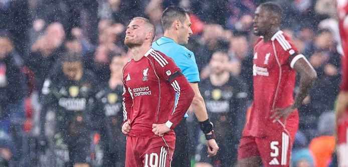 Alexis Mac Allister – 6 điểm: Đảm nhận vai trò nhô cao từ trung tuyến lên vị trí số 10. Anh di chuyển rất nhiều nhưng không phải lúc nào cũng thoải mái khi cầm bóng. Mac Allister đã dùng kinh nghiệm để mang về một quả phạt đền, nhưng đáng tiếc đã bị VAR từ chối.

Dominik Szoboszlai – 6.4 điểm: Chạy không biết mệt mỏi dưới cơn mưa, bao phủ diện tích sân lớn nhưng gặp khó khăn trong việc lấp đầy các khoảng trống mà PSG tạo ra. Anh đã làm tốt nhiệm vụ kiềm tỏa Desire Doue, nhưng không thể thúc đẩy các đồng đội theo cách mình mong muốn.

Florian Wirtz – 6.1 điểm Một trận đấu không mấy hào nhoáng khi anh phải thực hiện quá nhiều nhiệm vụ phòng ngự theo chỉ đạo của HLV. Wirtz thu hồi bóng tốt và phối hợp thoát pressing cùng Kerkez bên cánh trái, nhưng sự sắc bén trong khu vực 1/3 cuối sân là chưa đủ. Anh thi đấu khởi sắc hơn sau khi Gakpo vào sân.

Hugo Ekitike – 6 điểm Là nhân tố quan trọng giúp hàng công Liverpool vận hành uyển chuyển và khiến PSG khó theo kèm. Anh kết nối tốt giữa các tuyến và phối hợp ăn ý với hàng tiền vệ. Cực kỳ đen đủi khi gặp phải chấn thương nghiêm trọng và phải rời sân sớm.

Alexander Isak – 5.9 điểm: Trông có vẻ thanh thoát hơn nhưng vẫn cần thêm thời gian để tìm lại bản ngã; hiện tại anh vẫn còn cách khá xa phong độ đỉnh cao. Isak có pha chạy chỗ đặc trưng trong hiệp một nhưng lại rơi vào thế việt vị. Trong đêm diễn quan trọng nhất mùa giải, bản hợp đồng kỷ lục này tỏ ra thất vọng với chính mình khi không thể đóng góp được nhiều hơn.

Phần chấm điểm cụ thể của 2 đội. Ảnh: BongDa.com.vn.