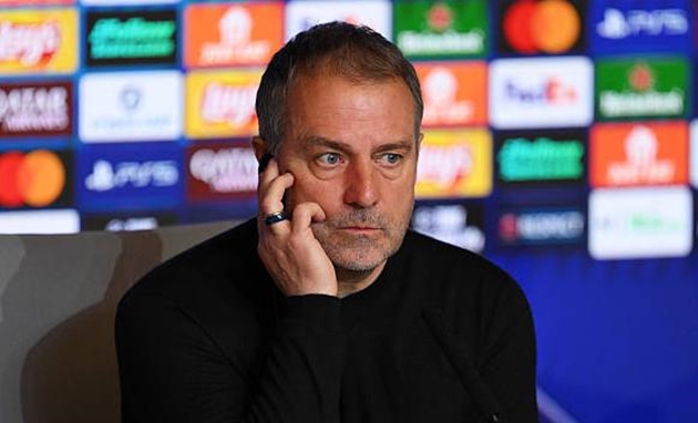 Hansi Flick thất vọng sau khi Barcelona bị loại khỏi Champions League.