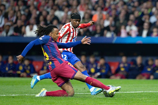 Hậu vệ phải: Jules Kounde – 7.0 điểm. Kounde đã có một khởi đầu đầy hứa hẹn với những pha can thiệp chính xác. Tuy nhiên, anh đã trải qua một khoảng thời gian khó khăn khi phải đối đầu với Ademola Lookman, đặc biệt là tình huống để cầu thủ này vượt mặt để ghi bàn thắng rút ngắn tỉ số cho Atletico.



Trung vệ: Eric Garcia – 6.4 điểm. Trung vệ người Tây Ban Nha đã có một trận đấu khá ổn định trong các pha tranh chấp tay đôi và không chiến cho đến trước phút 80. Tuy nhiên, tấm thẻ đỏ trực tiếp sau pha phạm lỗi với Sorloth đã phá hỏng tất cả, trực tiếp dập tắt cơ hội lội ngược dòng của đội nhà.

Trung vệ: Gerard Martin – 7.0 điểm. Martin cho thấy sự điềm tĩnh đáng kinh ngạc trong một trận đấu lớn. Anh có pha cản phá xuất thần để từ chối bàn thắng của Antoine Griezmann trong hiệp một. Khả năng chuyền bóng chính xác và sự quyết đoán trong các tình huống tranh chấp 50-50 là điểm cộng lớn của anh.

Hậu vệ trái: Joao Cancelo – 7.0 điểm. Tuyển thủ người Bồ Đào Nha luôn chủ động dâng cao để hỗ trợ tấn công và tạo ra sự đột biến bên hành lang cánh trái. Mặc dù vậy, trong một ngày mà hàng thủ Atletico lùi sâu, các quả tạt và đường chuyền cuối cùng của anh vẫn thiếu đi một chút sắc lẹm để thành bàn.

Tiền vệ trung tâm: Gavi – 6.8 điểm. Vừa trở lại sau chấn thương, Gavi cho thấy nguồn năng lượng vô tận khi có mặt ở mọi điểm nóng trên sân. Anh không ngại va chạm để đánh chặn và giúp Barca kiểm soát tuyến giữa, dù tấm thẻ vàng trong hiệp hai phần nào hạn chế sự xông xáo của anh trước khi rời sân.

Tiền vệ trung tâm: Pedri – 7.1 điểm. Pedri vẫn là linh hồn trong lối chơi của Blaugrana với khả năng thoát pressing và điều tiết nhịp độ thượng thặng. Dù có phần hụt hơi trong các cuộc đấu thể lực ở hiệp hai trước sức ép của đội chủ nhà, những đường chuyền của anh vẫn mang lại sự an tâm tuyệt đối.

Tiền đạo cánh phải: Lamine Yamal – 8.3 điểm. Một màn trình diễn đẳng cấp thế giới của tài năng trẻ này. Yamal nổ súng ngay phút thứ 4 sau pha xử lý tinh tế và luôn là mối đe dọa thường trực bên cánh phải. Anh chính là nhân tố chính trong hầu hết các đợt hãm thành nguy hiểm của Barca.


Tiền vệ tấn công: Dani Olmo – 7.4 điểm. Olmo đã có pha kiến tạo thông minh để Ferran Torres ghi bàn thắng thứ hai. Khả năng di chuyển giữa các tuyến và kết nối với bộ ba tấn công của anh rất ấn tượng, dù lẽ ra Olmo có thể tự điền tên mình lên bảng tỉ số nếu chắt chiu hơn.

Tiền đạo cánh trái: Fermin Lopez – 6.7 điểm. Fermin là mắt xích kém hiệu quả nhất trong hệ thống tấn công của Barcelona trận này. Dù di chuyển không bóng rất nỗ lực, anh đã bỏ lỡ một cơ hội mười mươi từ cú đánh đầu cận thành và không tạo ra nhiều đột biến như các đồng đội.

Tiền đạo cắm: Ferran Torres – 8.3 điểm. Torres đã chứng minh quyết định để anh đá chính là hoàn toàn đúng đắn. Với một pha kiến tạo cho Yamal và một bàn thắng đẹp mắt sau đó 20 phút, Torres là mũi nhọn nguy hiểm nhất của Barca trước khi bị VAR từ chối một bàn thắng khác do lỗi việt vị.