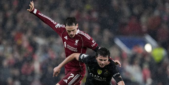 Florian Wirtz – 6.1 điểm Một trận đấu không mấy hào nhoáng khi anh phải thực hiện quá nhiều nhiệm vụ phòng ngự theo chỉ đạo của HLV. Wirtz thu hồi bóng tốt và phối hợp thoát pressing cùng Kerkez bên cánh trái, nhưng sự sắc bén trong khu vực 1/3 cuối sân là chưa đủ. Anh thi đấu khởi sắc hơn sau khi Gakpo vào sân.

Hugo Ekitike – 6 điểm Là nhân tố quan trọng giúp hàng công Liverpool vận hành uyển chuyển và khiến PSG khó theo kèm. Anh kết nối tốt giữa các tuyến và phối hợp ăn ý với hàng tiền vệ. Cực kỳ đen đủi khi gặp phải chấn thương nghiêm trọng và phải rời sân sớm.

Alexander Isak – 5.9 điểm: Trông có vẻ thanh thoát hơn nhưng vẫn cần thêm thời gian để tìm lại bản ngã; hiện tại anh vẫn còn cách khá xa phong độ đỉnh cao. Isak có pha chạy chỗ đặc trưng trong hiệp một nhưng lại rơi vào thế việt vị. Trong đêm diễn quan trọng nhất mùa giải, bản hợp đồng kỷ lục này tỏ ra thất vọng với chính mình khi không thể đóng góp được nhiều hơn.

Phần chấm điểm cụ thể của 2 đội. Ảnh: BongDa.com.vn.