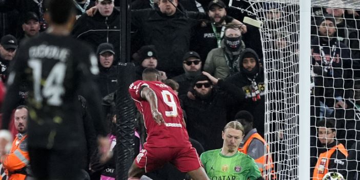 Alexander Isak – 5.9 điểm: Trông có vẻ thanh thoát hơn nhưng vẫn cần thêm thời gian để tìm lại bản ngã; hiện tại anh vẫn còn cách khá xa phong độ đỉnh cao. Isak có pha chạy chỗ đặc trưng trong hiệp một nhưng lại rơi vào thế việt vị. Trong đêm diễn quan trọng nhất mùa giải, bản hợp đồng kỷ lục này tỏ ra thất vọng với chính mình khi không thể đóng góp được nhiều hơn.

Phần chấm điểm cụ thể của 2 đội. Ảnh: BongDa.com.vn.