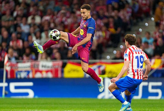 Trung vệ: Eric Garcia – 6.4 điểm. Trung vệ người Tây Ban Nha đã có một trận đấu khá ổn định trong các pha tranh chấp tay đôi và không chiến cho đến trước phút 80. Tuy nhiên, tấm thẻ đỏ trực tiếp sau pha phạm lỗi với Sorloth đã phá hỏng tất cả, trực tiếp dập tắt cơ hội lội ngược dòng của đội nhà.

Trung vệ: Gerard Martin – 7.0 điểm. Martin cho thấy sự điềm tĩnh đáng kinh ngạc trong một trận đấu lớn. Anh có pha cản phá xuất thần để từ chối bàn thắng của Antoine Griezmann trong hiệp một. Khả năng chuyền bóng chính xác và sự quyết đoán trong các tình huống tranh chấp 50-50 là điểm cộng lớn của anh.

Hậu vệ trái: Joao Cancelo – 7.0 điểm. Tuyển thủ người Bồ Đào Nha luôn chủ động dâng cao để hỗ trợ tấn công và tạo ra sự đột biến bên hành lang cánh trái. Mặc dù vậy, trong một ngày mà hàng thủ Atletico lùi sâu, các quả tạt và đường chuyền cuối cùng của anh vẫn thiếu đi một chút sắc lẹm để thành bàn.

Tiền vệ trung tâm: Gavi – 6.8 điểm. Vừa trở lại sau chấn thương, Gavi cho thấy nguồn năng lượng vô tận khi có mặt ở mọi điểm nóng trên sân. Anh không ngại va chạm để đánh chặn và giúp Barca kiểm soát tuyến giữa, dù tấm thẻ vàng trong hiệp hai phần nào hạn chế sự xông xáo của anh trước khi rời sân.

Tiền vệ trung tâm: Pedri – 7.1 điểm. Pedri vẫn là linh hồn trong lối chơi của Blaugrana với khả năng thoát pressing và điều tiết nhịp độ thượng thặng. Dù có phần hụt hơi trong các cuộc đấu thể lực ở hiệp hai trước sức ép của đội chủ nhà, những đường chuyền của anh vẫn mang lại sự an tâm tuyệt đối.

Tiền đạo cánh phải: Lamine Yamal – 8.3 điểm. Một màn trình diễn đẳng cấp thế giới của tài năng trẻ này. Yamal nổ súng ngay phút thứ 4 sau pha xử lý tinh tế và luôn là mối đe dọa thường trực bên cánh phải. Anh chính là nhân tố chính trong hầu hết các đợt hãm thành nguy hiểm của Barca.


Tiền vệ tấn công: Dani Olmo – 7.4 điểm. Olmo đã có pha kiến tạo thông minh để Ferran Torres ghi bàn thắng thứ hai. Khả năng di chuyển giữa các tuyến và kết nối với bộ ba tấn công của anh rất ấn tượng, dù lẽ ra Olmo có thể tự điền tên mình lên bảng tỉ số nếu chắt chiu hơn.

Tiền đạo cánh trái: Fermin Lopez – 6.7 điểm. Fermin là mắt xích kém hiệu quả nhất trong hệ thống tấn công của Barcelona trận này. Dù di chuyển không bóng rất nỗ lực, anh đã bỏ lỡ một cơ hội mười mươi từ cú đánh đầu cận thành và không tạo ra nhiều đột biến như các đồng đội.

Tiền đạo cắm: Ferran Torres – 8.3 điểm. Torres đã chứng minh quyết định để anh đá chính là hoàn toàn đúng đắn. Với một pha kiến tạo cho Yamal và một bàn thắng đẹp mắt sau đó 20 phút, Torres là mũi nhọn nguy hiểm nhất của Barca trước khi bị VAR từ chối một bàn thắng khác do lỗi việt vị.